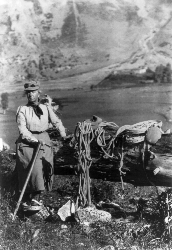 Fanny Bullock Workman junto a su equipación de escalada, c. 1900