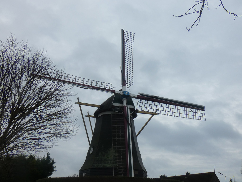 The mill of Arnemuiden. Typically Dutch. De molen van Arnemuiden. Typisch Nederlands. Le moulin d'Arnemuiden. Typiquement hollandais. Die Mühle von Arnemuiden. Typisch niederländisch. ​