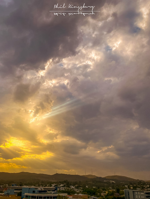 Amazing show of sunbeams towards the west, Auchenflower, Queensland, Australia