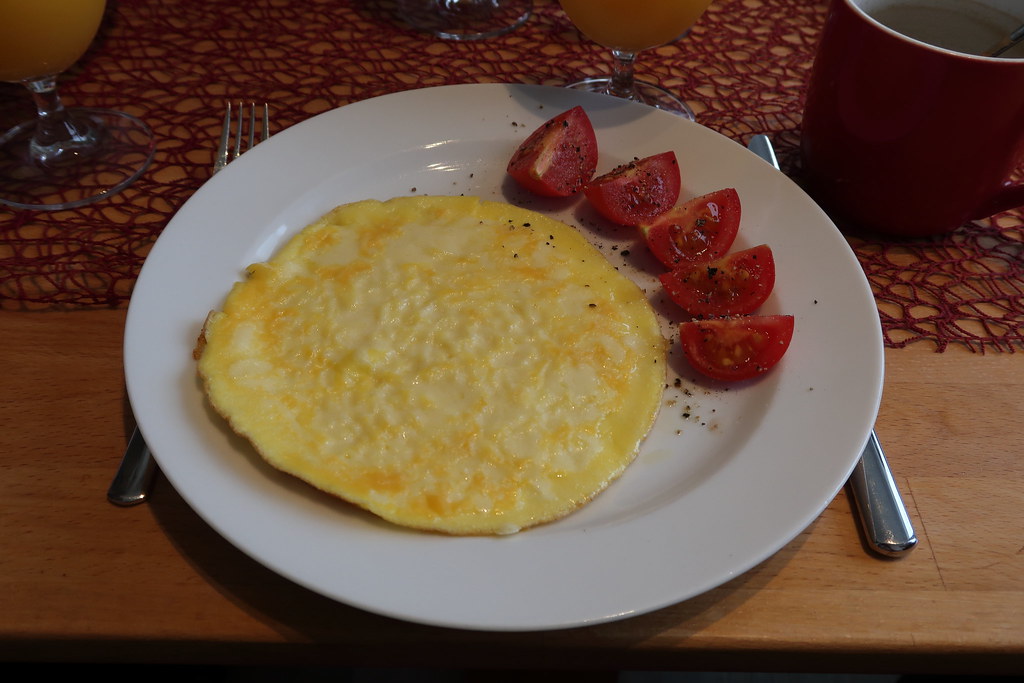 Käseomelett mit aufgeschnittenen Tomaten zum Frühstück (meine Portion)