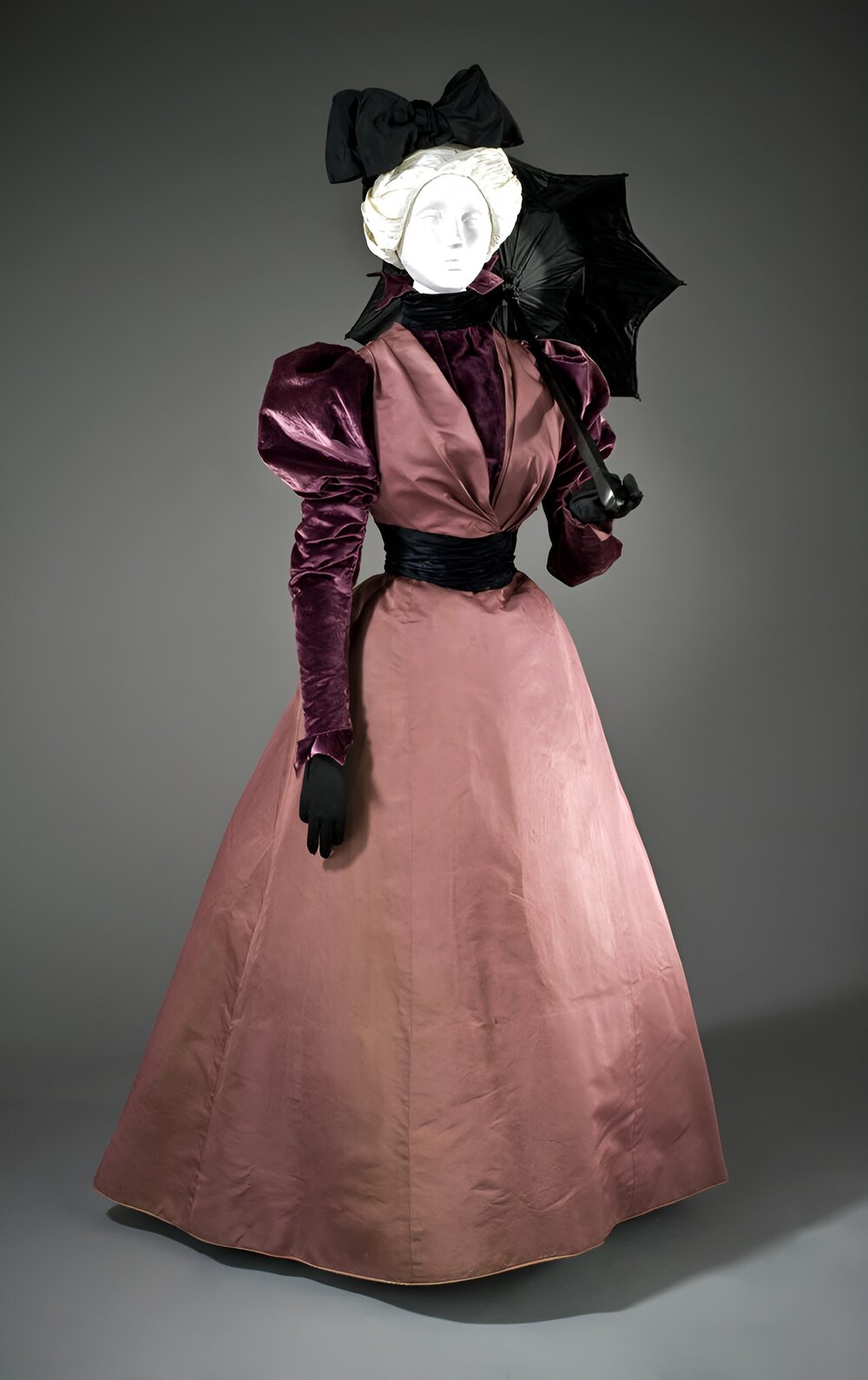 1897 Two-piece dress. House of Rouff. Silk twill and silk cut velvet on twill foundation