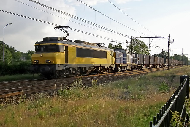 Locon 9901 + afval-trein naar Wijster @ Harderwijk 2012