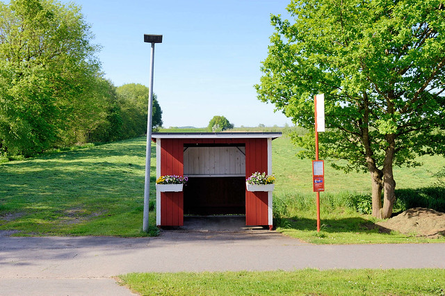 1151  Bushaltestelle mit Blumenkästen - Fotos von Himmelpforten, Hauptort der gleichnamigen Gemeinde im Landkreis Stade in Niedersachsen.