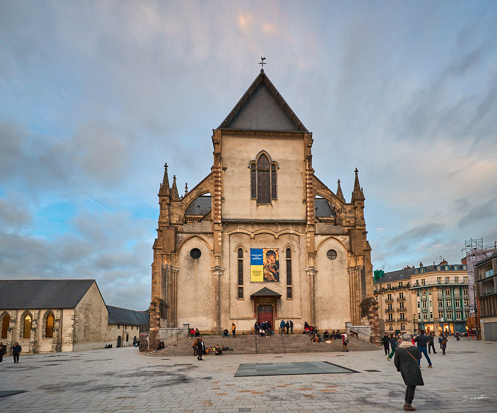 Rennes - Place Saint-Anne  - Basilique Notre-Dame-de-Bonne-Nouvelle, perron des SDF
