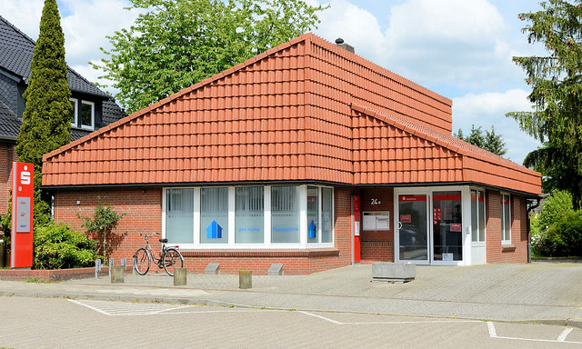 1246 Sparkassenarchitektur, Dreiecksdach mit Dachpfannen verkleidet  - Fotos von Hechthausen, ein Ort in der gleichnamigen Gemeinde im Landkreis Cuxhaven in Niedersachsen.