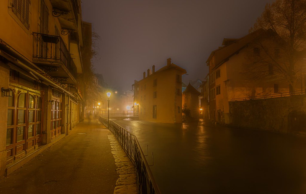 Ombre fantomatique au passage de l'Ile - Ghostly shadow in the city -