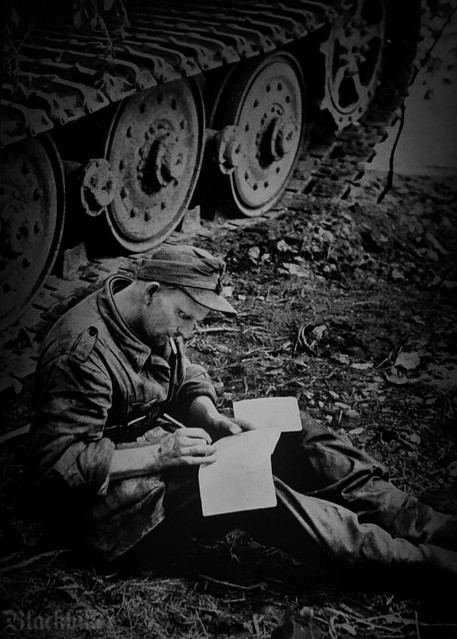 Im Schutze seines Tigers schreibt der Panzerfahrer einen Brief