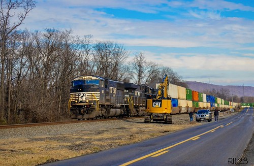 Crane Trains | NS 1807 leads intermodal train NS 1807 westbo… | Flickr