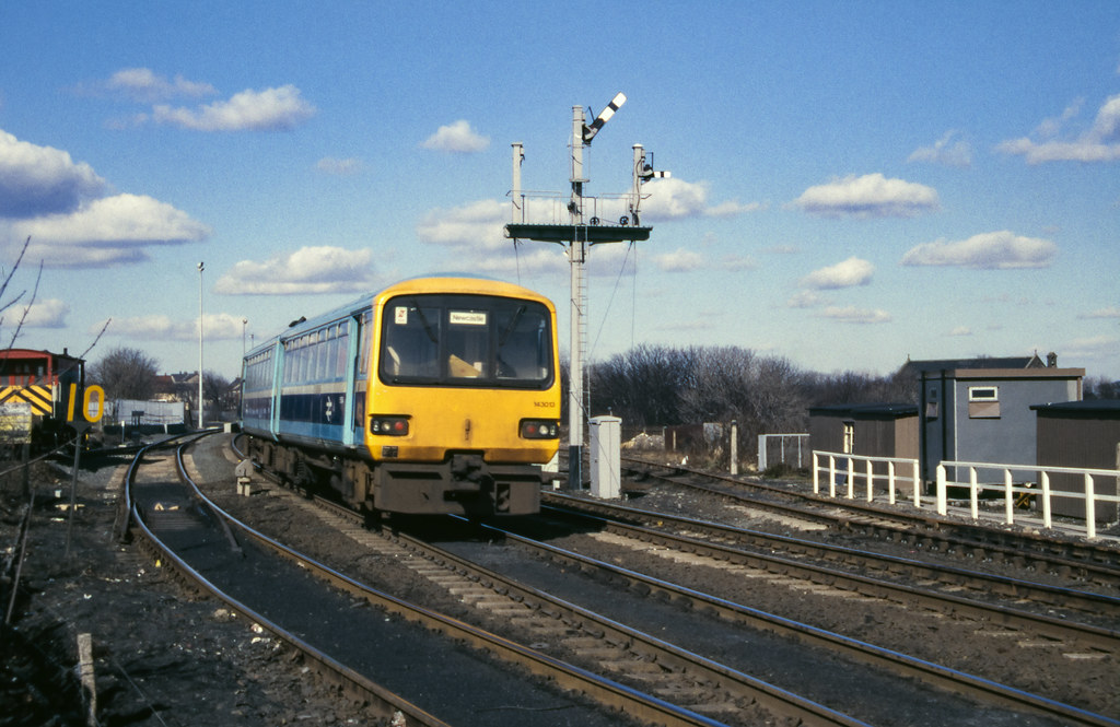 Class 143 DMU @ Dawdon Crossings, Seaham, 14/02/1987 [slide 8788]
