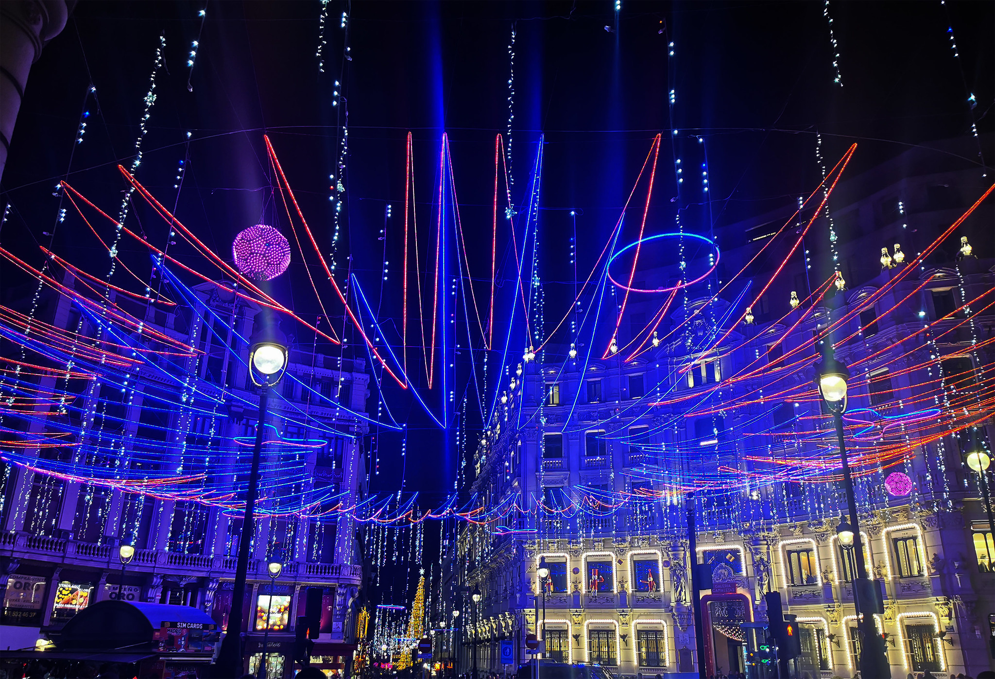 luces de la plaza de Canalejas colores iluminacion Navidad 2023 Madrid 01