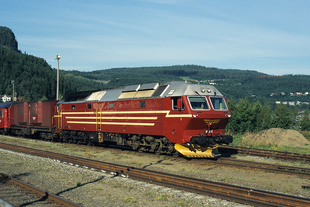 Di4 652 + Rt 471 from Trondheim to Bodo, Hommelvik, 08/08/1997