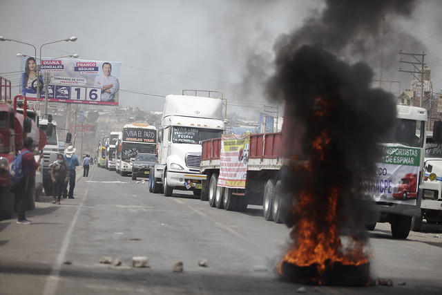 Transportistas de carga pesada e interprovinciales bloquearon una de las salidas principales de Arequipa en motivo del paro indefinido por el alza del combustible.