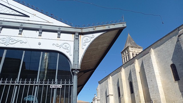 Contraste architectural à Jonzac (Charente-Maritime)