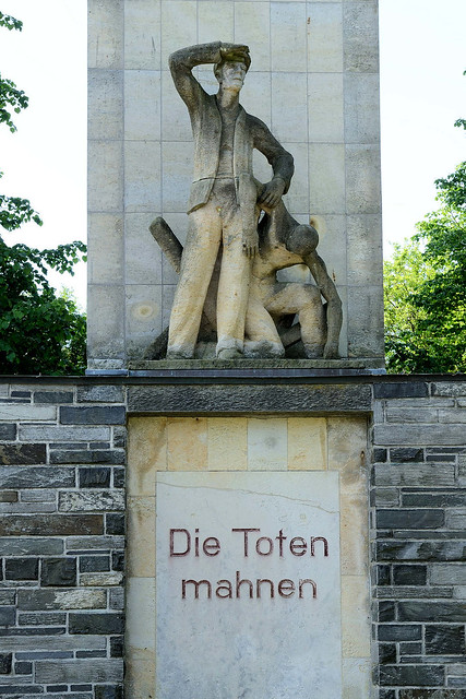 1602 Die Toten mahnen, Skulptur; Mahn- und Gedenkstätte Fünfeichen - Stadtgebietsteil von Neubrandenburg.