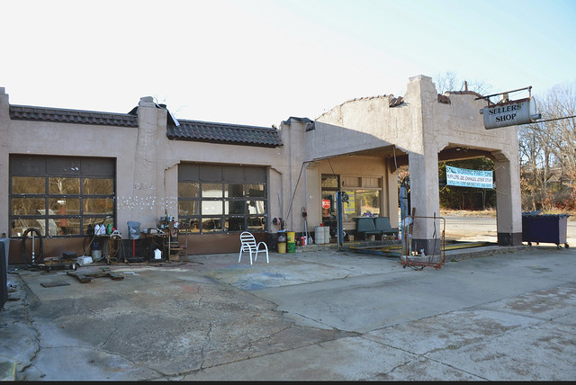 Missouri, Thayer, Sinclair Gas Station; Sellers' Shop
