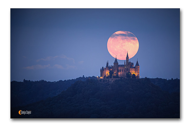 Erdbeermonddieses Bild ist im Frühjahr 2023 entstanden. Ich dachte nicht dass der Mond sich zeig. Für ein paar Minuten war es möglich vom richtigen Standpunkt den Mond hinter der Burg zu sehen. Wir waren eine nette Gruppe und es hat großen Spaß gemacht