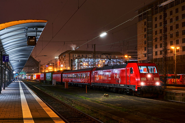 DB Cargo_DB Cargo_185 204-5_Frankfurt Hbf 17.12.2023 [Coca-Cola X-Mas Train]
