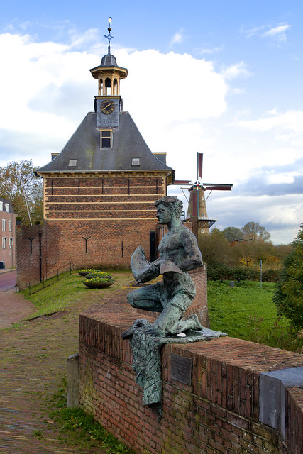 Gorinchem - Dalempoort en standbeeld De Zalmvisser