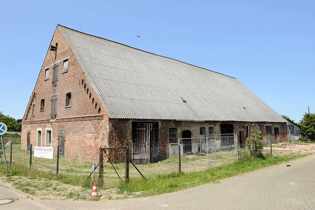 1765 Stall, Speichergebäude mit Giebelwinde -  Fotos von   Watzkendorf,  Ortsteil der Gemeinde Blankensee  im Landkreis Mecklenburgische Seenplatte in Mecklenburg-Vorpommern.