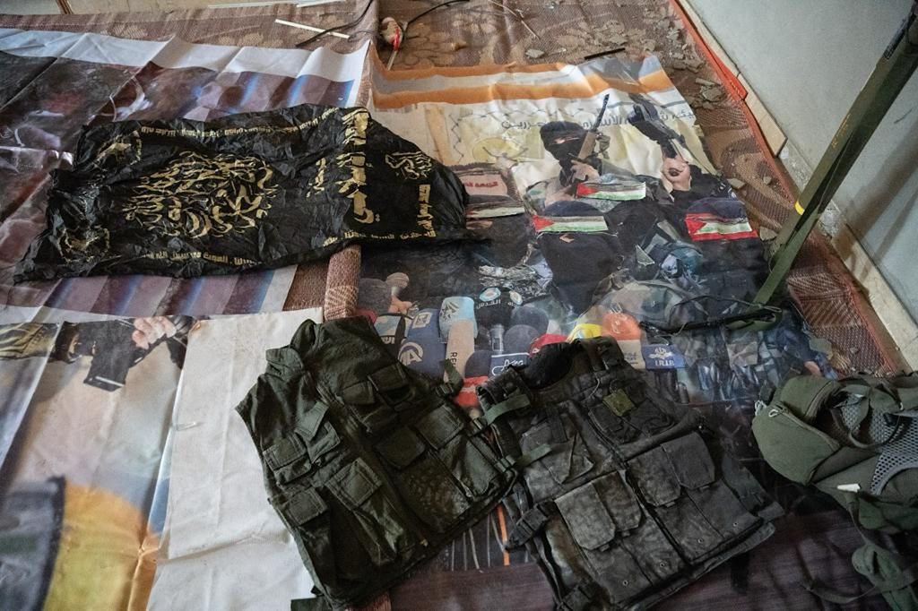 Armas, inteligencia y propaganda y un libro nazi encontrado en la zona de la casa de Ahmed Samara (Gaza) Palestina (2)