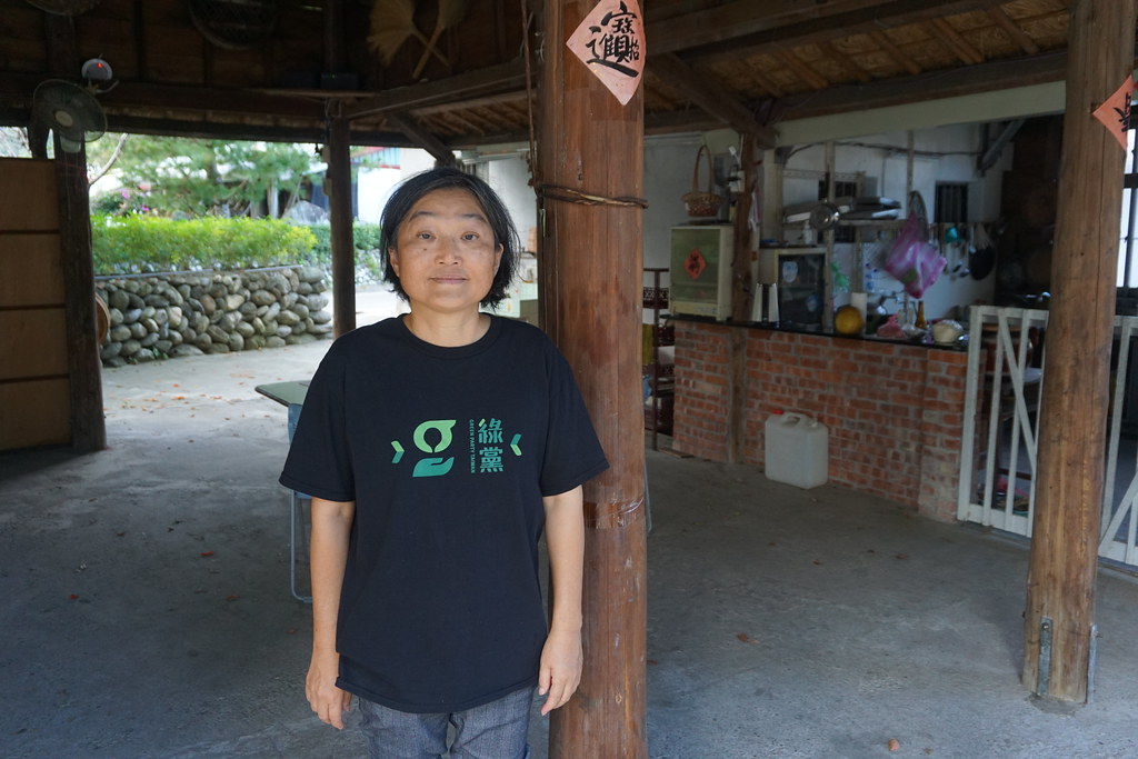 鍾寶珠在初英山協會受訪，這裡是花蓮南華村客家居民的創生空間，也是他的第二個家。攝影：陳昭宏