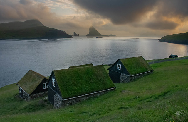 Paisaje y casas con tejados de turba en Islas Feroe