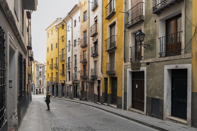 Sola en la calle - Gente de Cuenca