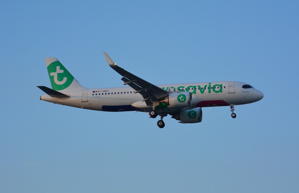 (ORY)Tansavia  Airbus A320 Neo  F-GNEO Landing runway 06 from Toulouse