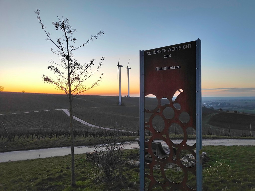 Selzer Berg, Schönste Weinsicht 2020 Rheinhessen, Windräder und Selztal bei Sonnenaufgang - SunriseRun am Selzbogen