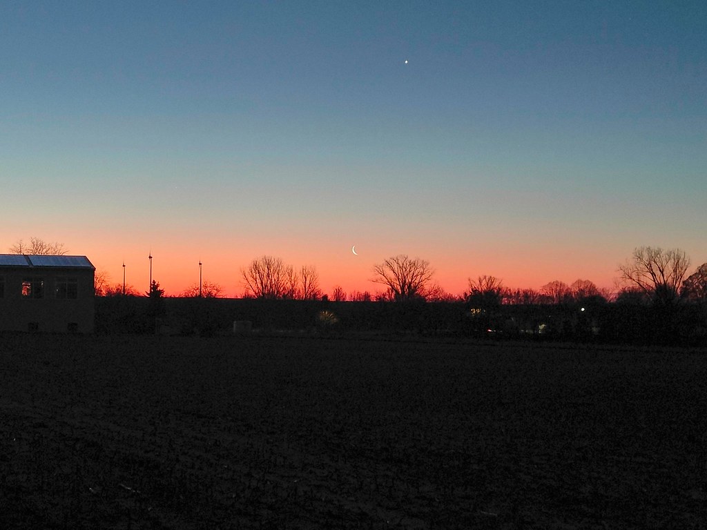 Morgenrot vor dem Sonnenaufgang über Selzenmit Mondsichel,(aufgenommen vom Entspannenden Frank Hamm am 9. Januar 2024)