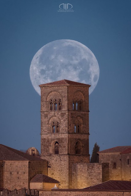 Luna sobre Santa María la Mayor