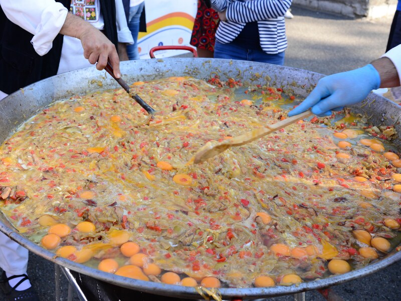 Easter traditions in Europe - Giant Omelette - France