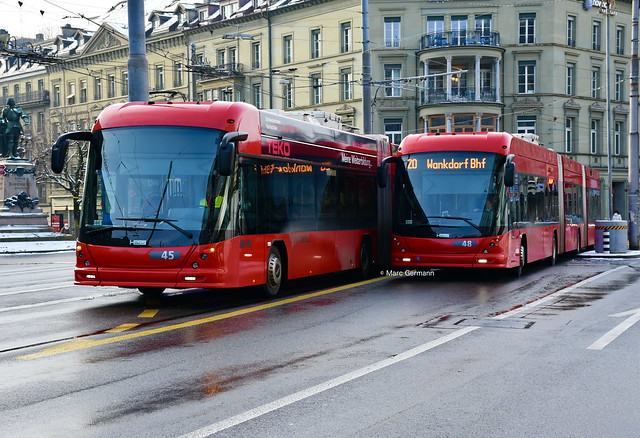 Trolleybus Hess BGGT-N2D n°45 en Panne, et Trolleybus Hess BGGT-N2D n°48 en service sur la ligne 20. © Marc Germann