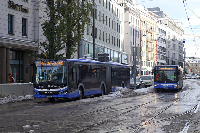 11:03 Uhr: Die Linie 20 wird durch unregelmäßig verkehrende Busse ersetzt. MAN-Gelenkbus 5811 biegt eben aus der Bayerstraße in den Bahnhofplatz, der zum Personaltransport eingesetzte MAN-Bus 4247 wird ihm gleich folgen