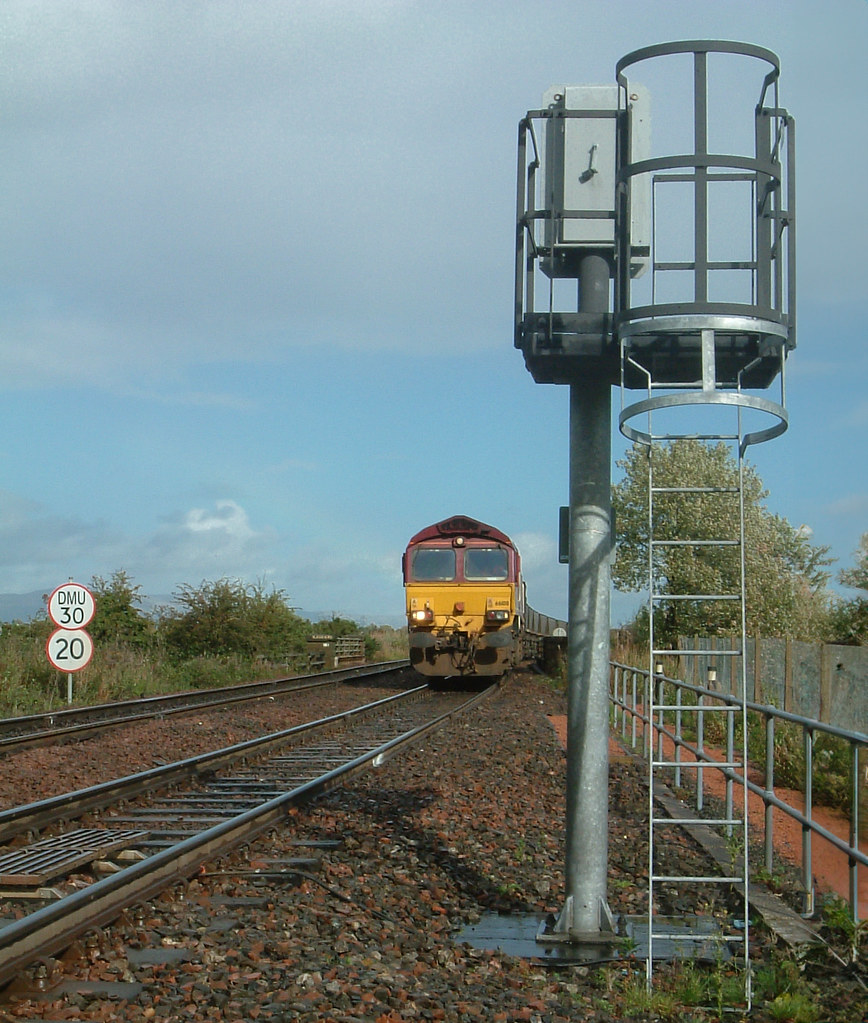 66108 approaches CW29 signal at Carmuirs West with a Hunterston bound MGR. 27.9.05