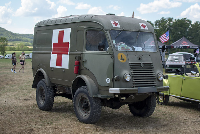 Renault 1000 kg 2087 Goélette 4x4 Ambulance militaire 1963 - 11 juin 2023 - rassemblement Retro-Meus-Auto-2023