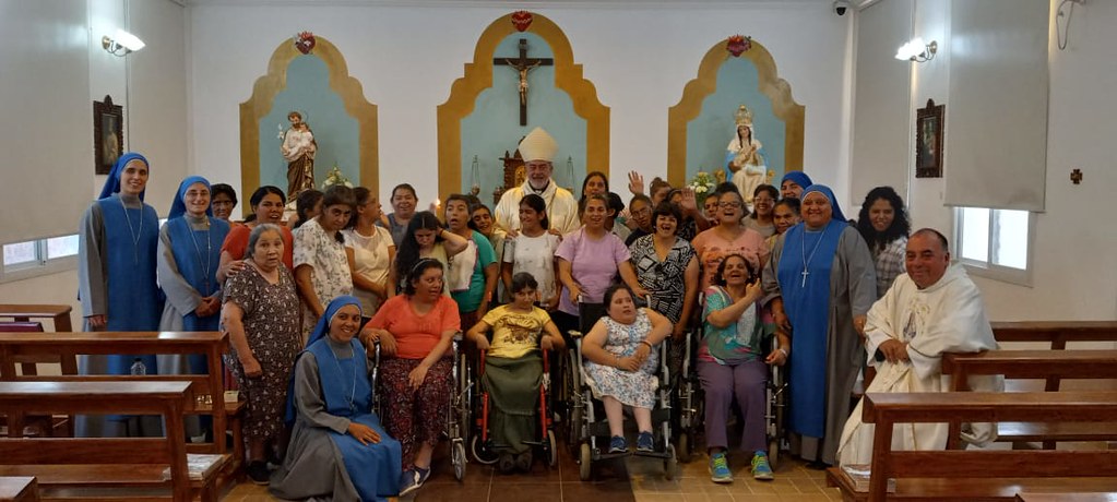 Argentina - Visita del Obispo en el Hogar