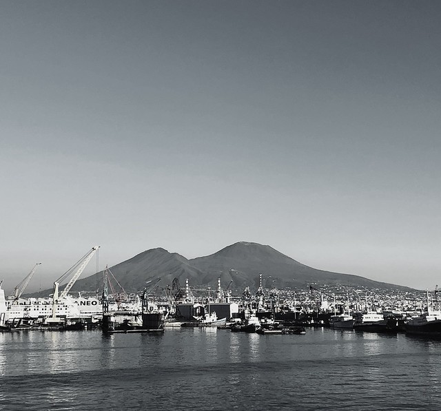 Napoli uostas Vezuvijaus papėdėje