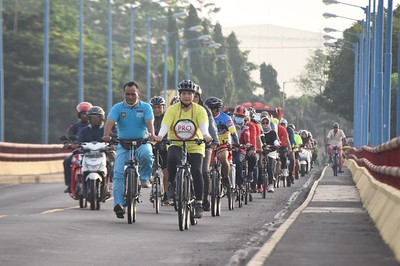 pj wali kota kediri zanariah bersepeda kunjungi kantor kelurahan