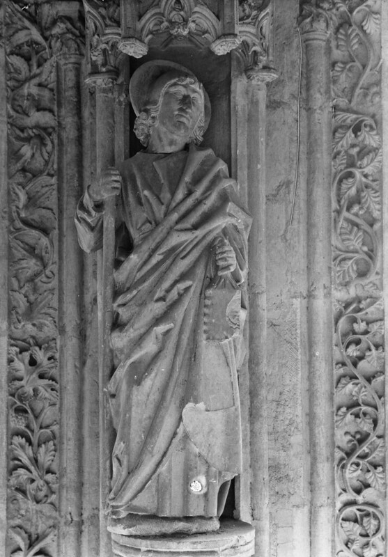 Escultura en el claustro de San Juan de los Reyes. Fotografía de Georg Weise hacia 1925 © Bildarchiv Foto Marburg
