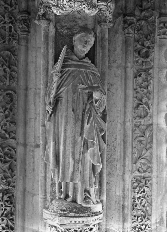 Escultura en el claustro del monasterio de san Juan de los Reyes. Fotografía de Georg Weise hacia 1925 © Bildarchiv Foto Marburg