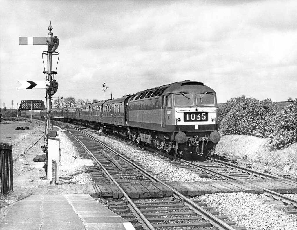 Oxley Sheds BR Brush Type 4 diesel electric locomotive D 1712 races through Aynho Station with 1O35 the 'Pines Express'
