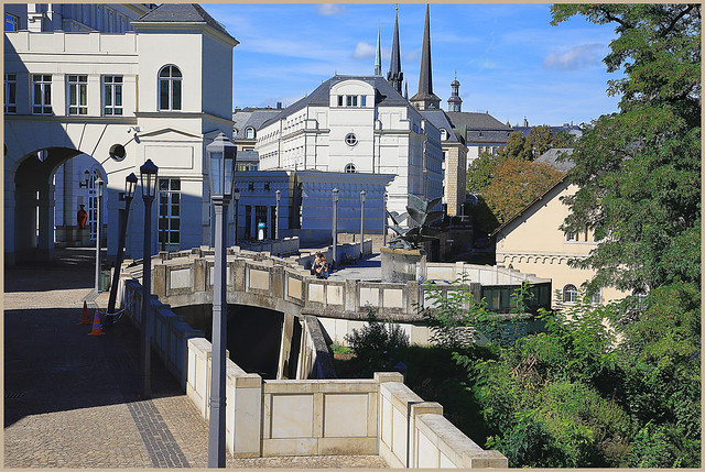 Vue de la Cité Judiciaire et de la fontaine aux colombes vers la ville Haute, plateau du Saint-Esprit, Luxembourg, Grand-Duché de Luxembourg