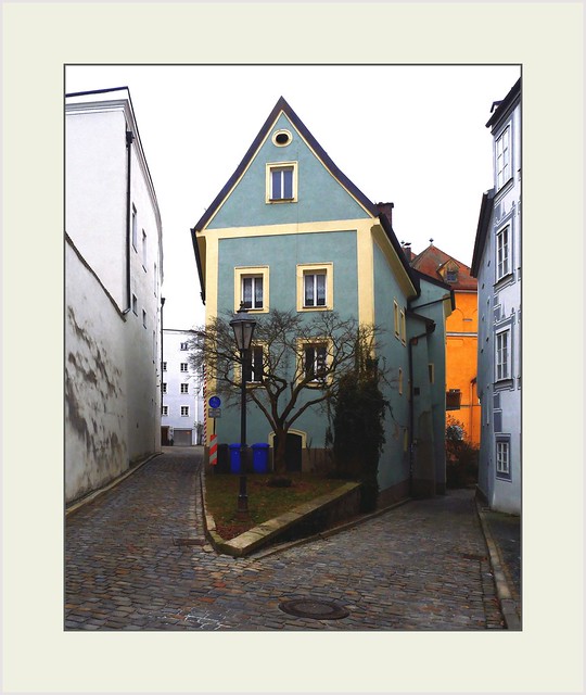 Passau - Grünes - oder vielleicht auch blaues Haus und Baum