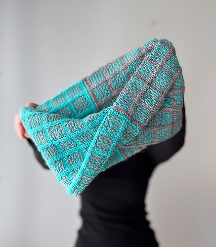 The Alive Cowl is a Moebius Cowl that uses the clever slipped stitch for a fun plaid look.