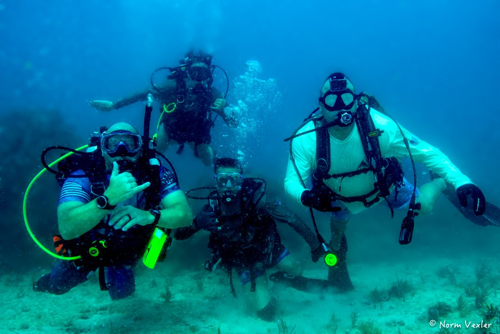「戰傷退伍軍人挑戰（CWVC）」透過珊瑚礁復育、登山、航海等戶外活動，希望幫助受傷的退伍軍人找回信心。照片來源：CWVC提供（本圖不適用cc共創授權條款，僅限本文使用）