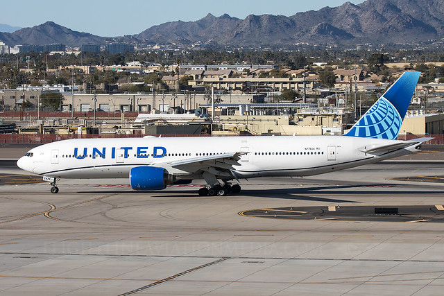 United Airlines Boeing 777-222 N776UA