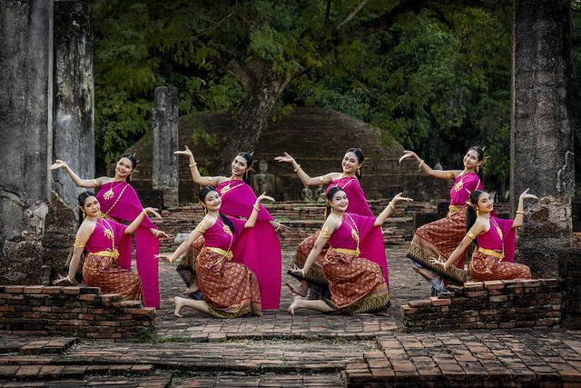 Thai Dance Girls