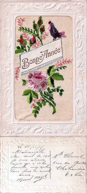 Bonne Année - Carte avec fond en tissu et roses brodées, bordure cartonnée avec frise gaufrée - 1917