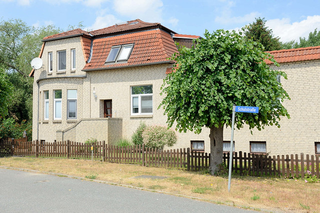 2627 Villa mit rundem Erker und Fassade gelber Klinker -   Fotos von Schwanheide, Ortsteil der gleichnamigen Gemeinde im Landkreis Ludwigslust-Parchim in Mecklenburg-Vorpommern.